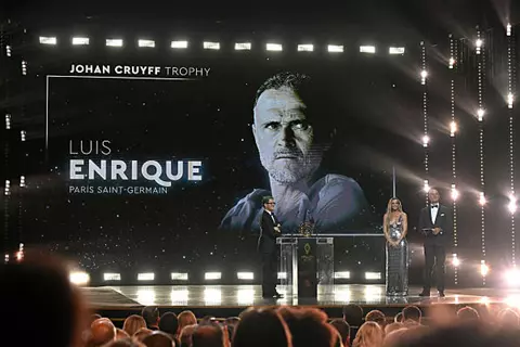 نقاط جائزة يوهان كرويف.. لويس إنريكي يكتسح فليك وسلوت في التصويت